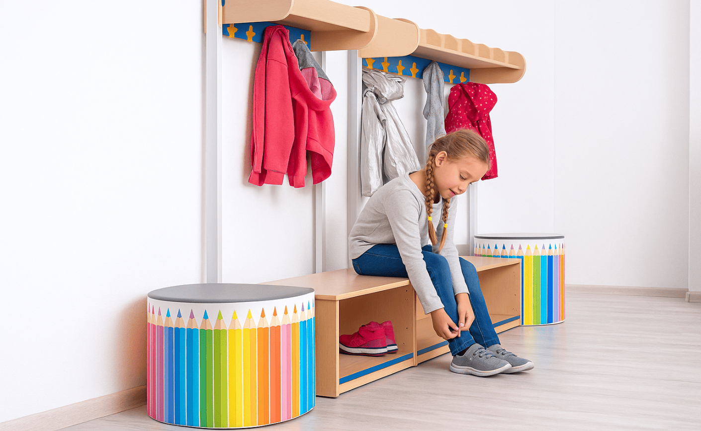 Appendiabiti e scarpiere: perché sono importanti in aula?