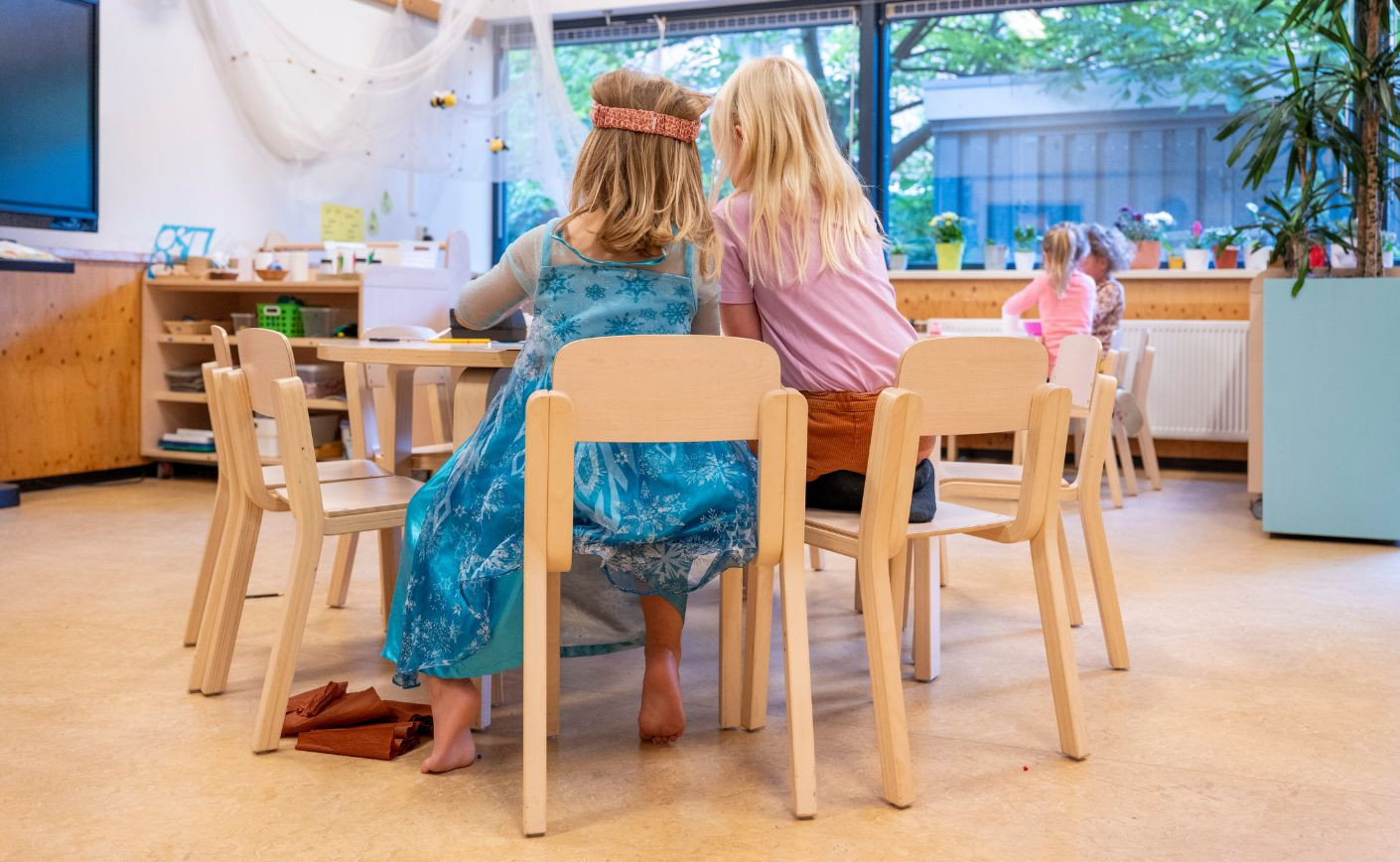 Tavoli e sedie Montessori: arredare la scuola a misura di bambino